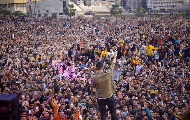 بالفيديو – فنان مصري يثير الغضب خلال حفله... هل واصل الغناء في وقت الآذان؟