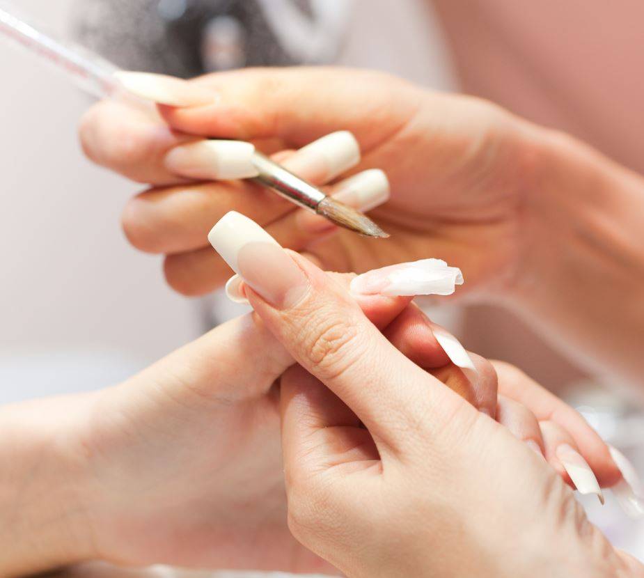 نصيحة – لا تزيلي الأظافر الصناعية بنفسك... السبب مهم أكثر مما تتوقعين