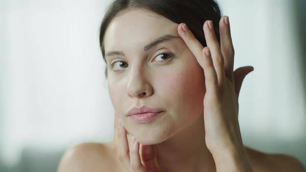 كريم من صنع يديك يعيد إلى نظراتك المتعبة إشراقها