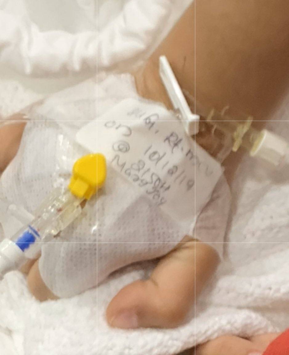 بالصورة – إعلامية مصرية تفطر القلوب بطلب الدعاء لابنها المريض