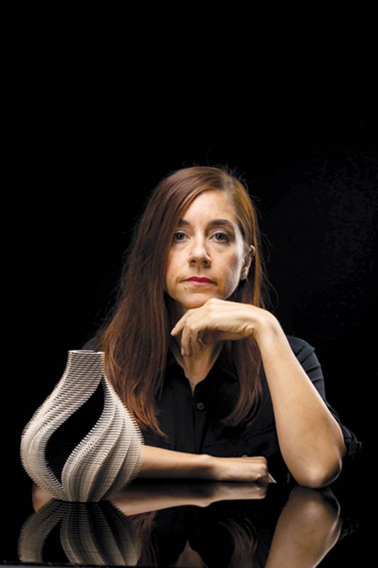جوليا ابيسي: تفوز بجائزة الفنان الناشئ في الشرق الأوسط 2019