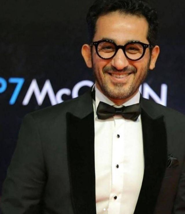 في صورة نادرة - أحمد حلمي يسخر من ملابسه في مراهقته... شاهدوه