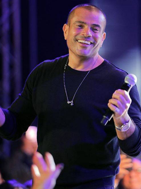 صورة لعمرو دياب تصدم معجبيه... 