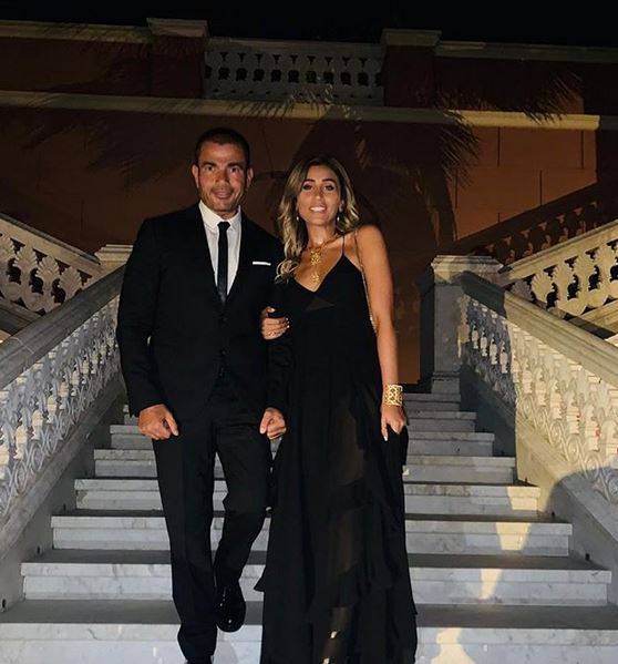 بالصور – قريبة عادل إمام تخطف الأنظار من دينا الشربيني بظهورها مع عمرو دياب