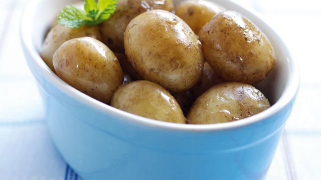 طريقة تساعد على نضج حبات البطاطا مختلفة الأحجام في وقت واحد وبسرعة