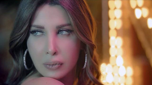 بالفيديو - طفلة نانسي عجرم تحبو للمرة الأولى