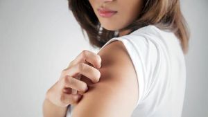 لماذا يلسع الناموس أشخاصاً دون آخرين؟ إليك الإجابة