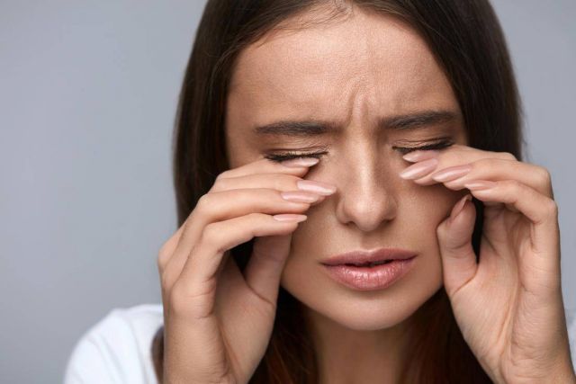 هل تعانون من مشكلة جفاف العينين المزعج؟ هذا التمرين هو الحل