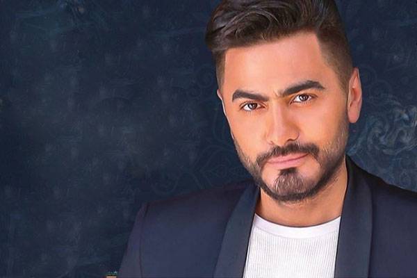 بالفيديو - شقيقان توأم متشابهان تماماً يصدمان تامر حسني... شاهدوا ما حدث
