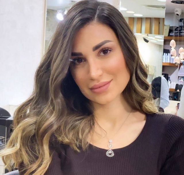 سارة نخلة