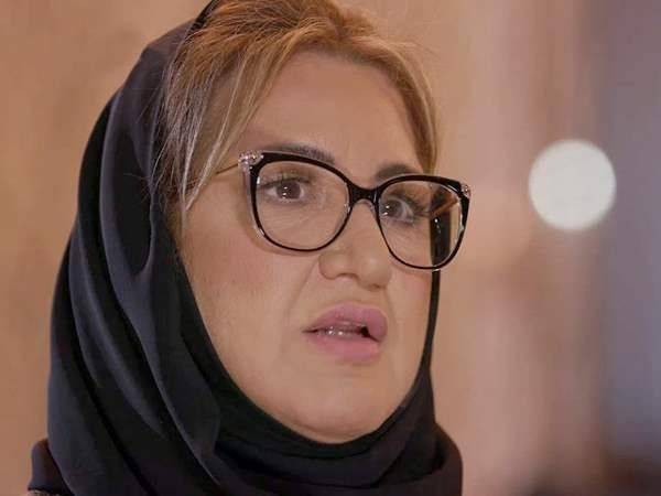 بالفيديو – بعد غياب 35 عاماً شاهدوا ارتباك عزيزة جلال أثناء وقوفها على المسرح