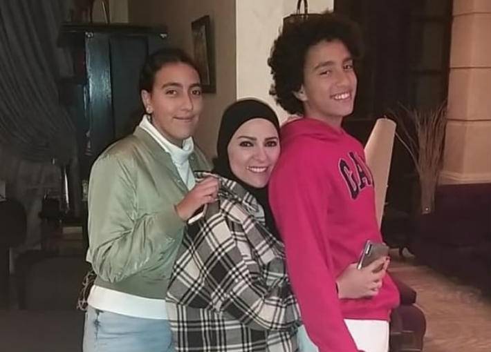 مذيعة شهيرة تهاجم المتنمرين على ابنيها.. إليكم التفاصيل