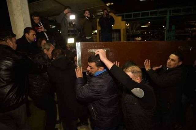 لحظة وصول جثمان والد إيهاب توفيق للمسجد