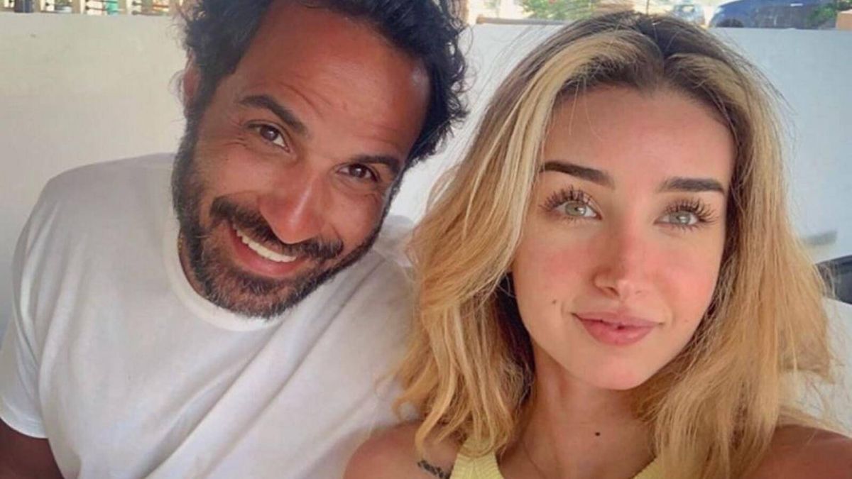 هنا الزاهد تعلق بطريقتها على صورة لزوجها.. وسخرية من ملابسه