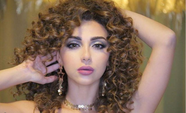 بالفيديو – شاب يقلد رقص ميريام فارس على المسرح ويذهل الجميع... شاهدوهما