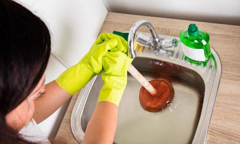 أسهل طريقة لفتح مجرى الماء في حوض غسل الأطباق