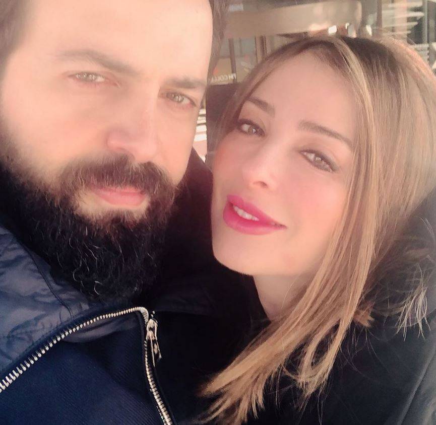 بالصور والفيديو – تيم حسن يستقبل العام بطريقة رومنسية... وولداه يثيران الجدل بما فعلاه مع زوج والدتهما