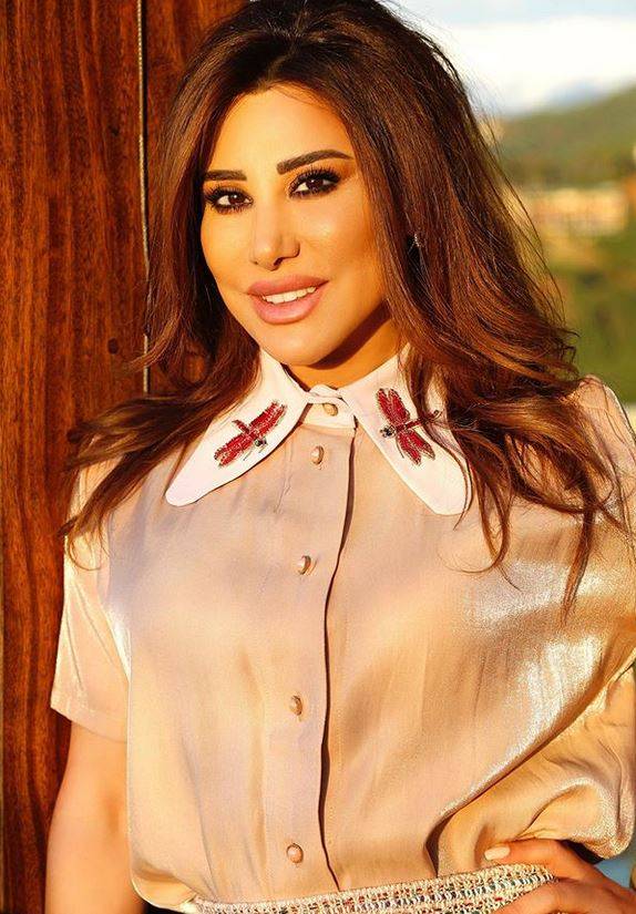 بالصور – نجوى كرم تبهر الجميع بالفستان الأبيض