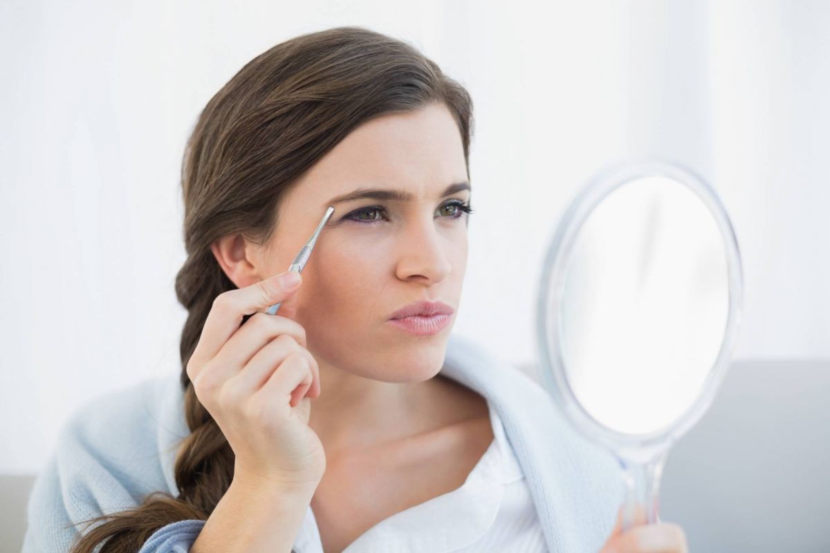 بـ3 خطوات تتخلصين من ألم إزالة شعر الحاجبين وكل مشاكله الأخرى