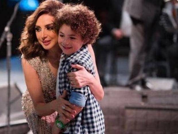 بالفيديو – ابن غنوة شقيقة أنغام يفطر القلوب بالاحتفال بيوم ميلاده من دونها.. شاهدوه