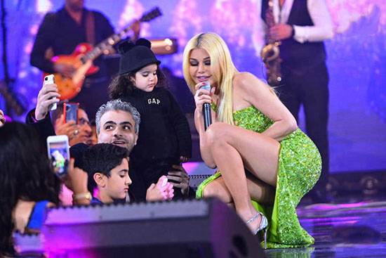 بالفيديو – هيفاء وهبي تشعل المواقع بركوعها أمام معجبة... شاهدوا ماذا فعلت بعد ذلك