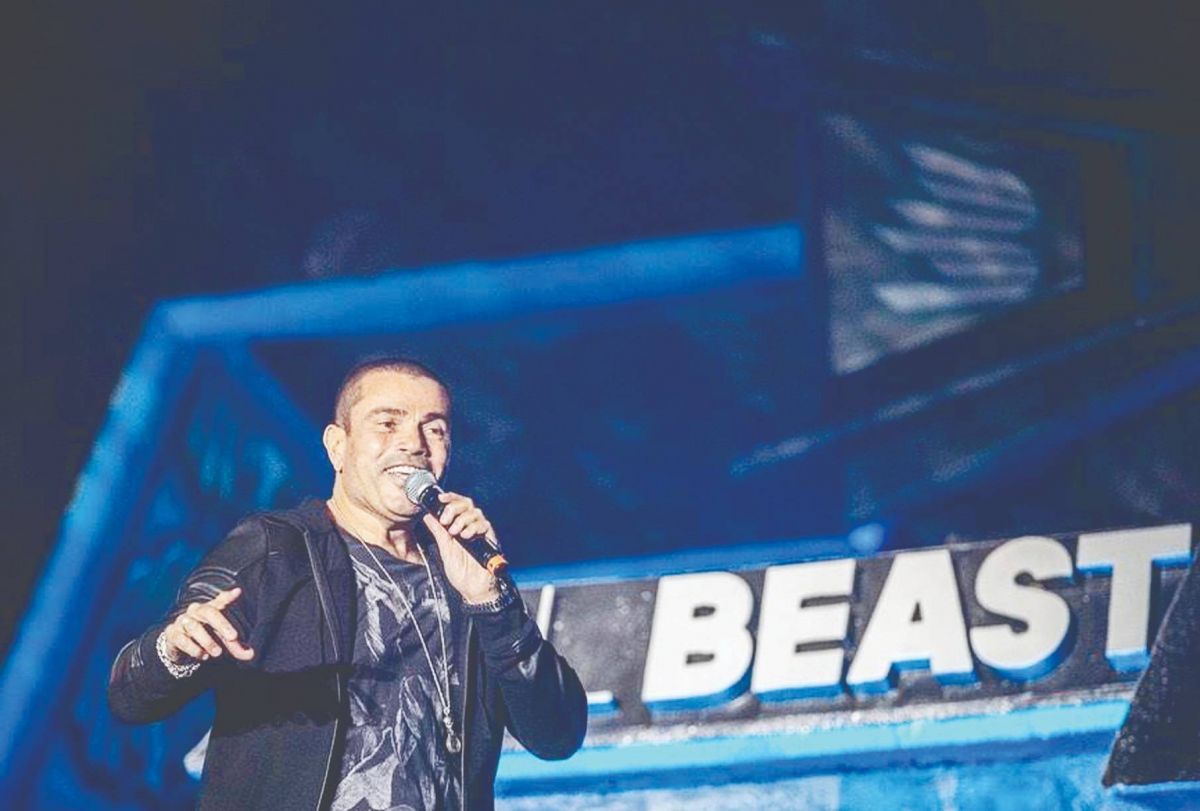 بالفيديو - عمرو دياب يحرج عمرو مصطفى وينقذ دينا الشربيني على المسرح