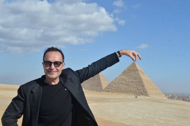 خبير الإكسسوارات العالمي مايكل ميشيل أمام الأهرامات