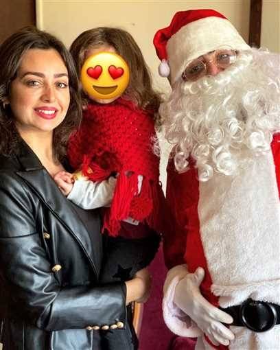 هبة مجدي مع سانتا كلوز تخفي وجه ابنتها بقلب