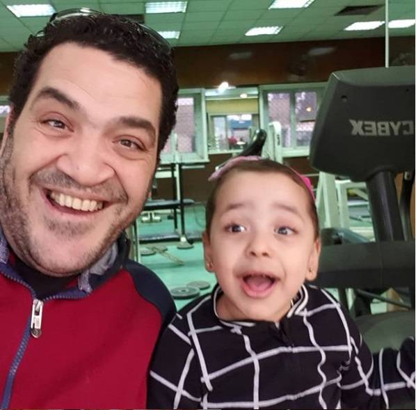 فنان شهير يطلب الدعاء من أجل ابنته