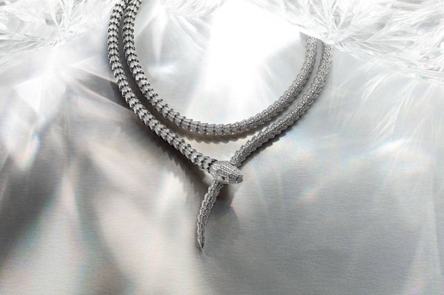 عقد Bvlgari Serpenti من الذهب الأبيض والماس.