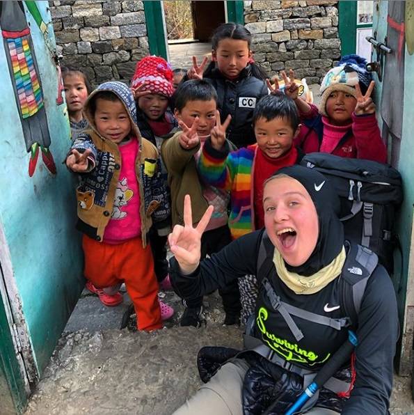 فريدة الشرقاوي مع أطفال جبل الهيمالايا