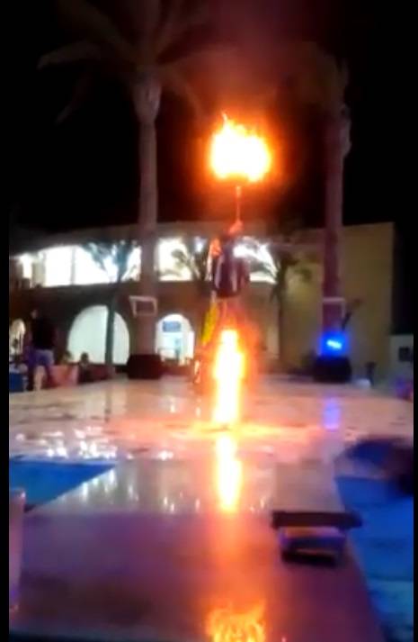 فيديو طريف - راقص تنورة يشعل النيران في نفسه بالخطأ أثناء عرض فقرته