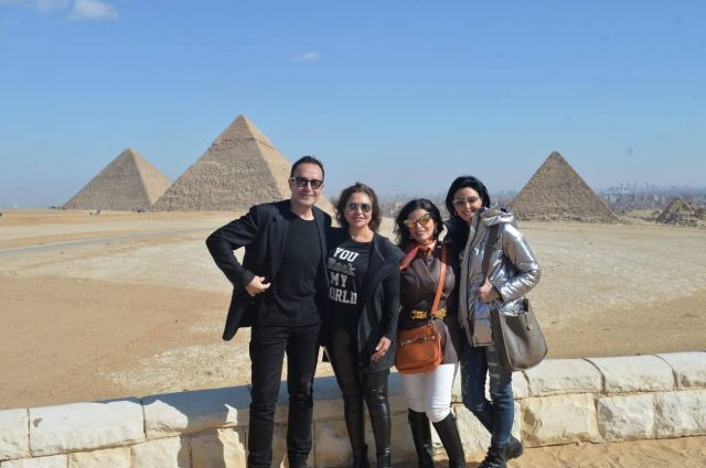 ليلى علوي مع خبير الإكسسوارات العالمي مايكل ميشيل أمام الأهرامات