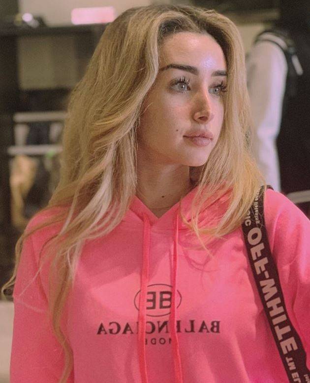 بالصور – هنا الزاهد تفاجئ الجميع بالظهور بالقميص القصير... شاهدوها