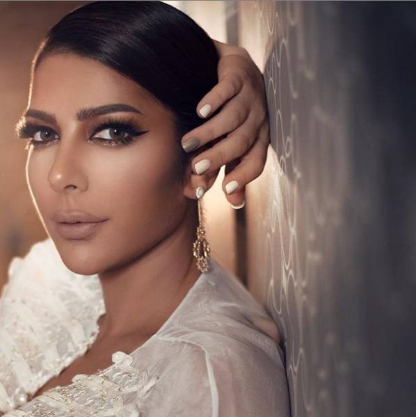 أصالة تكشف سبب خلعها الحذاء في حفلها بالكويت