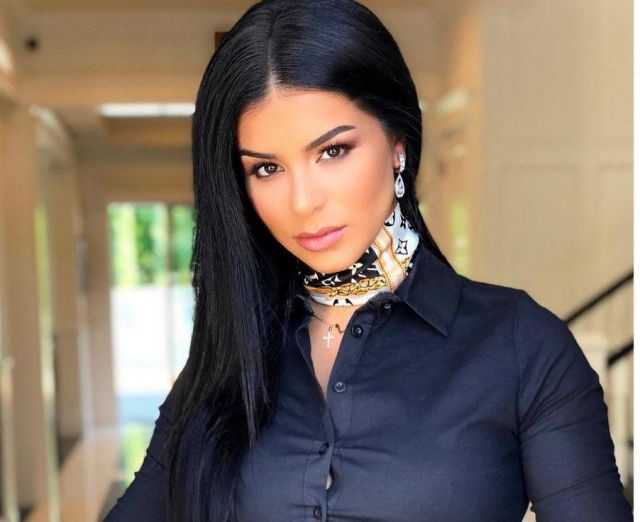 بالصورة - ريما فقيه بإطلالة عفوية مع أسرتها بملابس النوم