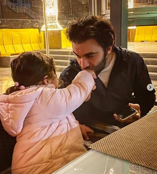 شريف رمزي يقبل يد ابنته