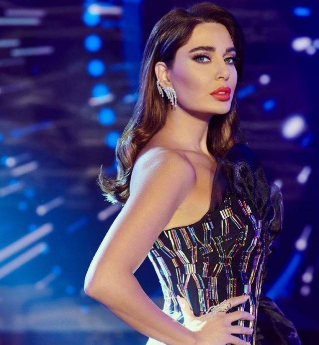 بالصور - سيرين عبد النور تصدم الجميع باطلالتها الجديدة.. هل تقلد هيفاء وهبي؟