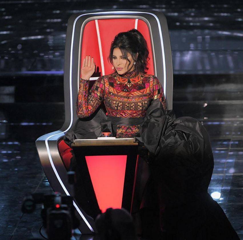 بالفيديو – أحلام تسير في كواليس The Voice وتستند إلى الجدار... ما القصة؟