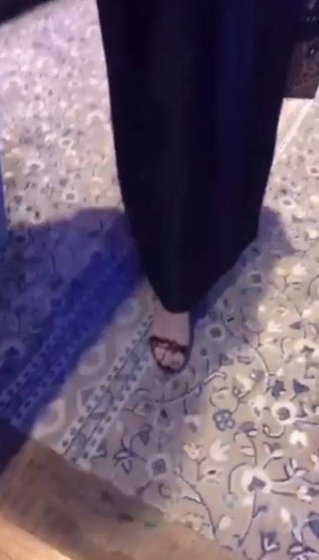 بالفيديو – نجم يثير الجدل بدخوله إلى المسجد مع شقيقة دنيا بطمة.. شاهدوا ما فعلاه