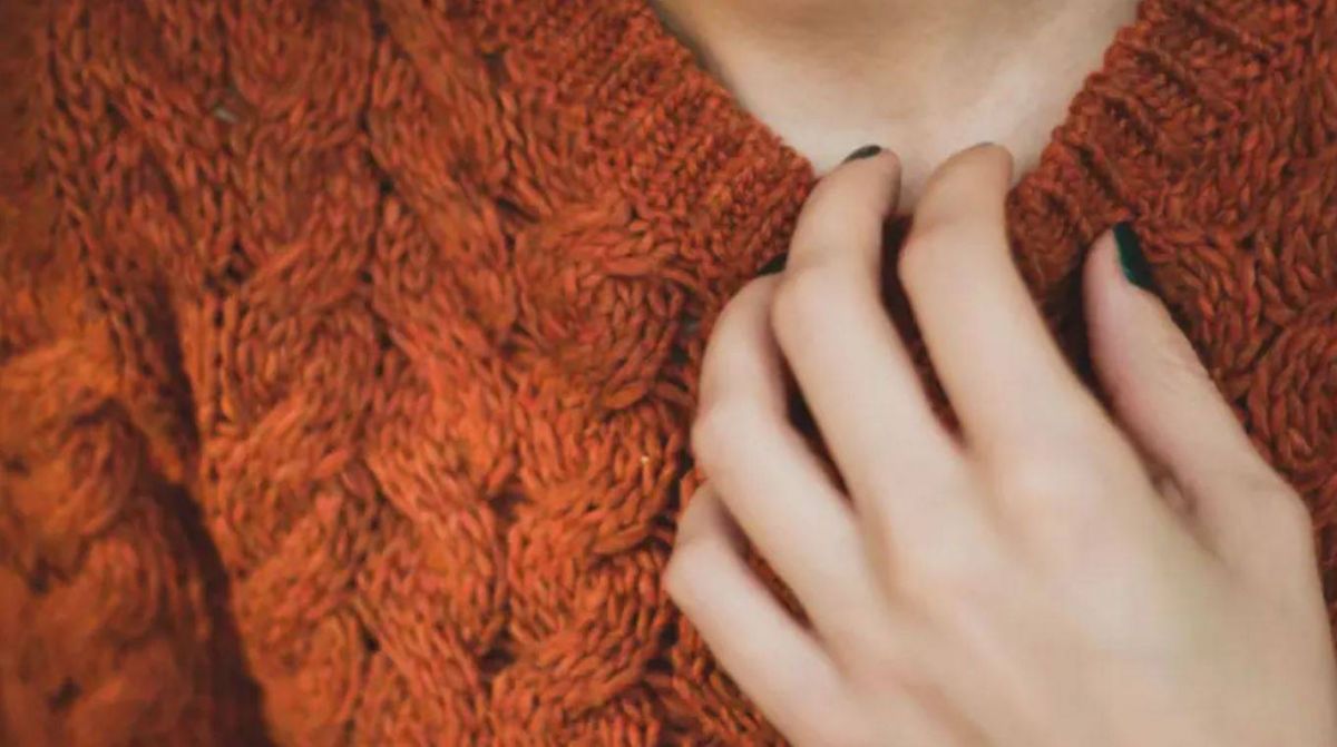 طريقة للتخلص من الحكاك عند ارتداء كنزات الصوف