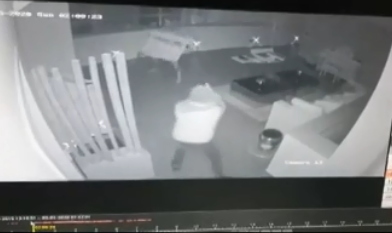 بالفيديو - شاهدوا تبادل اطلاق النار بين زوج نانسي عجرم ومقتحم منزله ومقتل الأخير