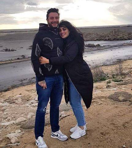 بالفيديو - أحمد الفيشاوي يفضل الإجازة الرومنسية مع وزوجته على عرض فيلمه!