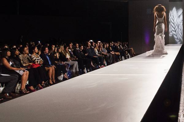 بعد رفضها بسبب مرض حول بشرتها إلى جلد أفعى... هكذا تحدت وأصبحت عارضة شهيرة