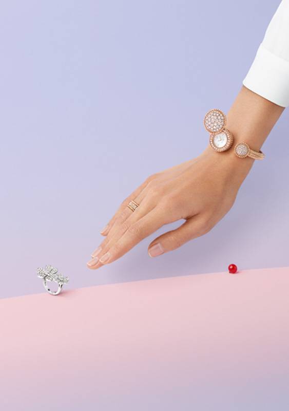 ساعة بيرليه من الذهب الوردي، وعرق اللؤلؤ الأبيض والماس خاتم بيرليه دايمُندز، 3 صفوف من الذهب الوردي والماس خاتم فريفول بتوين ذو فينغر من الذهب الأبيض والماس