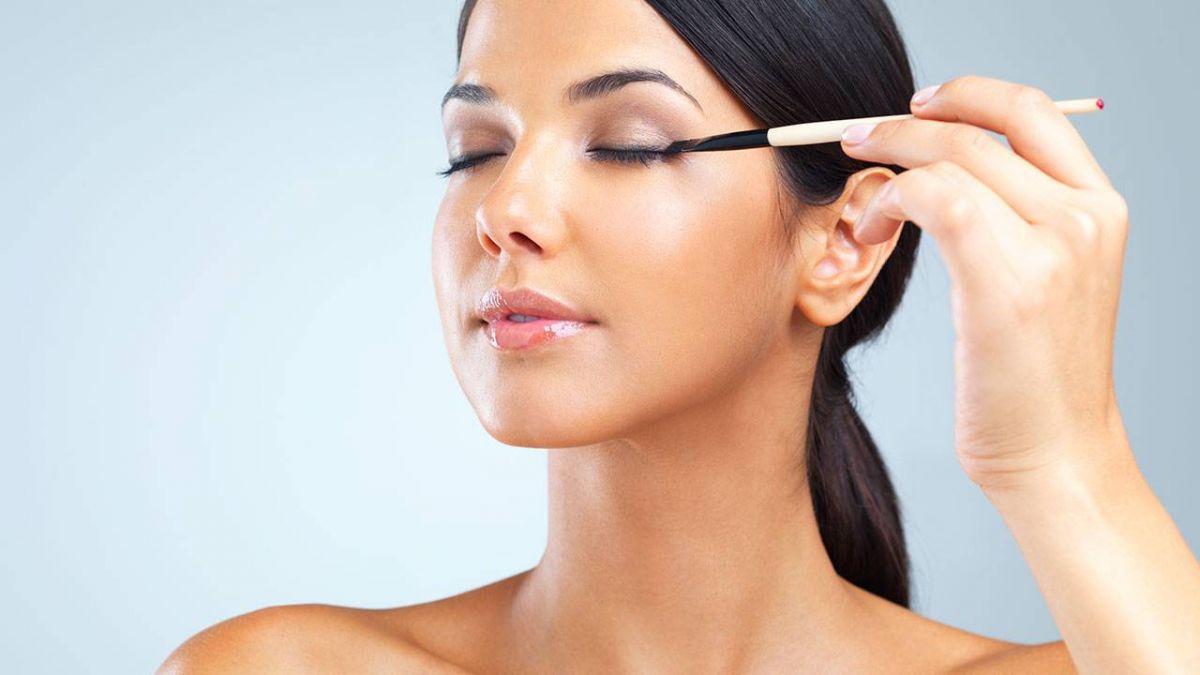 طريقة أكثر من سهلة من هدى قطان لرسم خط الآيلاينر... ما قصة الممحاة؟