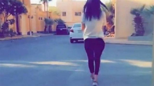 بالفيديو – شهيرة سعودية تثير الجدل برقصها... شاهدوا ملابسها وكيف رفعت سترتها