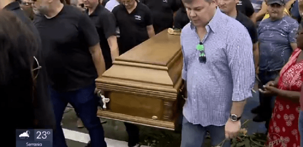 بالفيديو - شاهدوا وفاة فنان شهير أثناء غنائه على المسرح.. صادم ومحزن