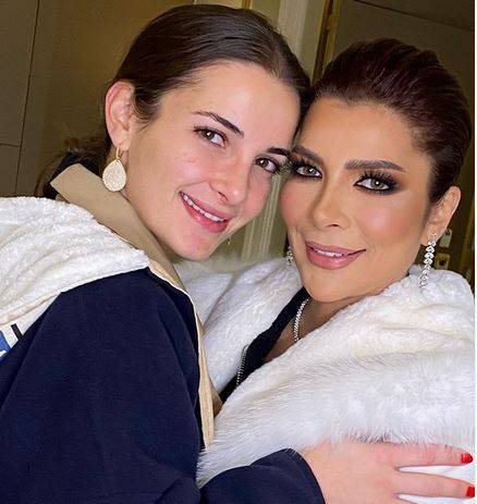 بالفيديو - إبنة أصالة تبكي بحرقة مع غناء والدتها في أول حفل لها بعد إنفصالها