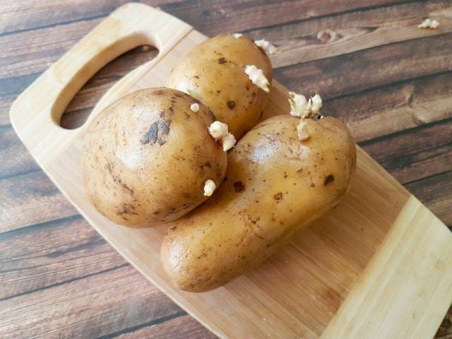طريقة لا تعرفينها تمنع نمو الجذور على حبات البطاطا